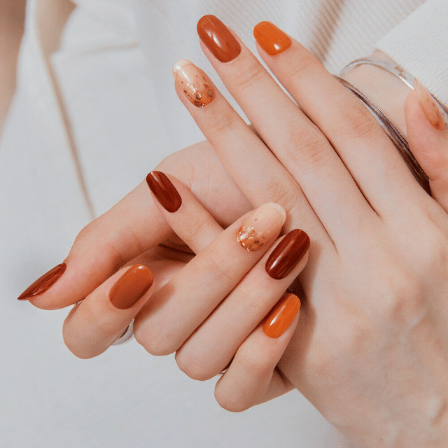 A nail mode wearing ohora nails